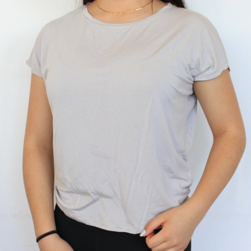 Uniqlo grey t-shirt